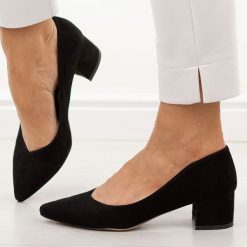Czarne zamsz skórzane Polskie czółenka damskie na obcasie Prestige 2235/obl. Czarne czółenka damskie Prestige, na jesień, bez wzorów, ze skóry, biznesowe, bez obcasa, na obcasie, bez zapięcia. Za 419.00 zł.