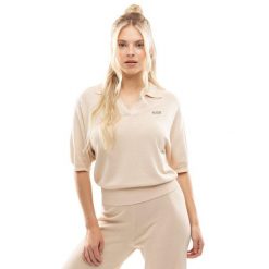 Damska koszulka polo z dzianiny Siroko IBZ Versa Sand. Brązowe bluzki damskie SIROKO, bez wzorów, z dzianiny, biznesowe, bez kołnierzyka, bez ramiączek. Za 126.00 zł.