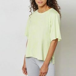 Adidas Koszulka damska Cool Tee żółta r. XS (CF3912). Żółte bluzki damskie Adidas, xs, bez wzorów, bez kołnierzyka, bez ramiączek. Za 68.87 zł.
