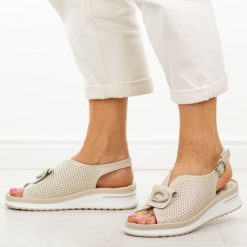 Beżowe skórzane sandały damskie Jezzi 9759. Brązowe sandały damskie Jezzi, z aplikacjami, z jeansu, z okrągłym noskiem, bez obcasa, na platformie, bez zapięcia. Za 229.00 zł.