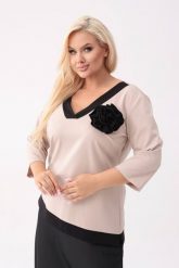 Asymetryczna bluzka Magdalena z odpinanym kwiatem i rękawem 3/4 PLUS SIZE XXL OVERSIZE. Bluzki damskie Moda Size Plus Iwanek, l, bez wzorów, z materiału, biznesowe, z asymetrycznym kołnierzem, plus size, bez ramiączek. W wyprzedaży za 159.90 zł.