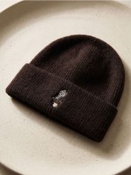 Czapka beanie z haftem - brązowy. Brązowe czapki damskie Sinsay, bez wzorów. Za 19.99 zł.