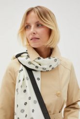 Szalik w kwiaty biały damski. Białe szaliki damskie MOODO, bez wzorów, z poliesteru. W wyprzedaży za 29.99 zł.