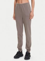 Nike Spodnie dresowe Chill Terry FN2434 Brązowy Regular Fit. Brązowe spodnie dresowe damskie Nike, bez wzorów, z dresówki. Za 259.99 zł.