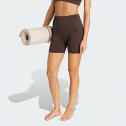 Legginsy Workout Essentials 4 inch. Czerwone legginsy damskie Adidas, bez wzorów, z dzianiny. Za 129.00 zł.