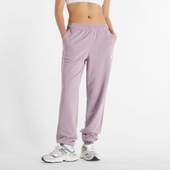 Spodnie damskie New Balance WP41500ICW – różowe. Czerwone spodnie dresowe damskie New Balance, bez wzorów, z bawełny, klasyczne, z podwyższonym stanem. Za 129.99 zł.