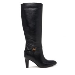 Kozaki Guess. Czarne kozaki damskie Guess, z aplikacjami, bez obcasa, na słupku, bez zapięcia. Za 1,059.00 zł.