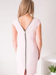 Sukienka Model Juliette Pink - Jersa. Różowe sukienki damskie Jersa, na co dzień, plus size, bez wzorów, z dzianiny, eleganckie, bez kołnierzyka, plus size, bez ramiączek, ołówkowe. Za 459.16 zł.