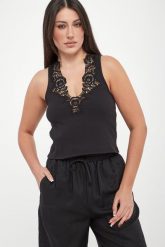 Top damski prążkowany z koronką TWINSET. Topy damskie Twinset Milano, l, bez wzorów, z koronki, bez kołnierzyka, bez ramiączek. Za 449.00 zł.