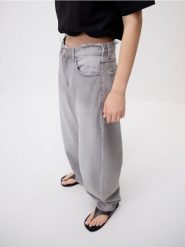 Jeansy balloon fit - jasnoszary. Szare jeansy damskie Reserved, bez wzorów, z bawełny. W wyprzedaży za 89.99 zł.
