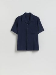 Koszula boxy fit z krótkim rękawem - granatowy. Niebieskie koszule męskie Reserved, l, bez wzorów, z wiskozy, bez kołnierzyka, bez ramiączek. Za 129.99 zł.