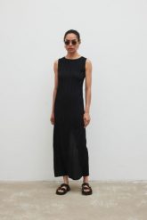 Sukienka maxi z wiskozy w kolorze BLACK - AMBER-XS. Czarne sukienki damskie Marsala, na co dzień, na lato, m, bez wzorów, z tkaniny, eleganckie, bez kołnierzyka, bez ramiączek, maxi, proste. Za 299.90 zł.