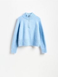 Sweter ze stójką - jasnoniebieski. Niebieskie swetry nierozpinane damskie Reserved, l, bez wzorów, z dzianiny, bez kołnierzyka, bez ramiączek. Za 139.99 zł.