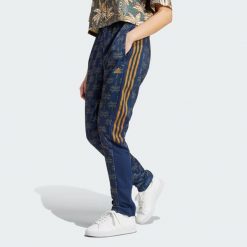 Spodnie dresowe adidas x FARM Rio Tiro. Niebieskie spodnie dresowe damskie Adidas, bez wzorów, z dresówki, sportowe. Za 243.99 zł.