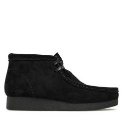 Trzewiki Clarks. Czarne botki damskie Clarks, bez wzorów, bez obcasa, na płaskiej podeszwie, bez zapięcia. Za 429.99 zł.