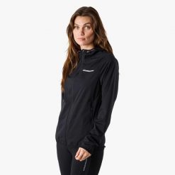 Kurtka do biegania damska Swedemount Ultra Light Running Jacket szybkoschnąca. Czarne kurtki sportowe damskie SWEDEMOUNT, bez wzorów, z tkaniny, bez ramiączek, bez kaptura, do biegania. Za 329.99 zł.