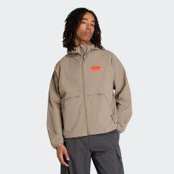 KURTKA AUDI REVOLUT F1 TEAM ELEVATED WOVEN. Brązowe kurtki męskie Adidas, l, bez wzorów, z elastanu, eleganckie, bez kaptura. Za 649.00 zł.