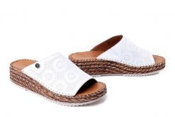 MANITU 900185-03 weiss, klapki damskie. Białe klapki damskie Manitu, na lato, bez wzorów, ze skóry, bez obcasa, na koturnie, bez zapięcia. Za 229.42 zł.