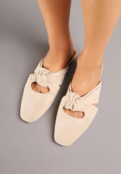 Beżowe Klapki Vices Typu Mule z Ozdobnym Supłem Elitina. Brązowe klapki damskie Renee, na lato, z aplikacjami, eleganckie, bez obcasa, na płaskiej podeszwie, bez zapięcia. Za 59.99 zł.