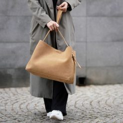 Shopperka zamszowaSolier FL39 Maya beżowa. Brązowe shopperki damskie Solier, bez wzorów, z jeansu, na ramię, zamszowe, bez dodatków. Za 399.00 zł.