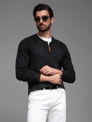 Męski sweter z wiskozą i rozpinanym dekoltem – czarny V2 OM-SWZS-0124 - XXL. Czarne swetry męskie Ombre Clothing, l, z aplikacjami, z dzianiny, eleganckie, bez kołnierzyka, bez ramiączek. Za 113.99 zł.