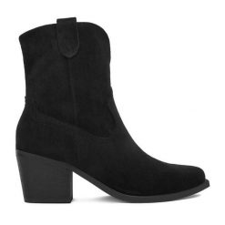 Kowbojki DeeZee. Czarne botki damskie DeeZee, bez wzorów, bez obcasa, na słupku, bez zapięcia. Za 179.99 zł.