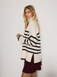Sweter z golfem - wielobarwny. Swetry nierozpinane damskie Reserved, l, bez wzorów, z dzianiny, bez kołnierzyka, bez ramiączek. W wyprzedaży za 69.99 zł.