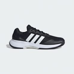 Buty Gamecourt 2 Tennis. Białe buty sportowe męskie Adidas, bez wzorów, z gumy, bez zapięcia, tenisowe. Za 299.00 zł.