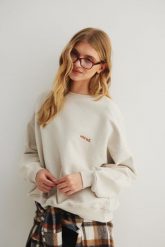 Bluza damska o kroju regular fit z HAFTEM w kolorze IVORY- PHENIX-UNI. Brązowe bluzy damskie Marsala, m, bez wzorów, z bawełny, bez ramiączek, bez kaptura. Za 269.90 zł.