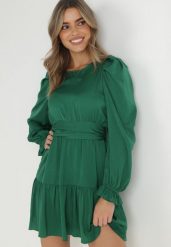 Zielona Sukienka Taliowana z Falbanami Klasino. Zielone sukienki damskie Born2be, na imprezę, l, z aplikacjami, z zamszu, bez kołnierzyka, bez ramiączek, mini. Za 149.99 zł.