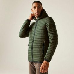 Kurtka z kapturem Regatta Rigain. Zielone kurtki sportowe męskie Regatta, m, bez wzorów, z materiału, z kapturem, trekkingowe. Za 383.99 zł.
