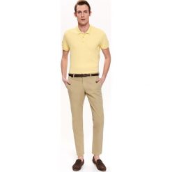 SPODNIE CHINO Z PASKIEM DOPASOWANE. Brązowe eleganckie spodnie męskie TOP SECRET, bez wzorów. W wyprzedaży za 49.99 zł.