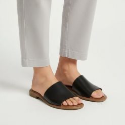 Klapki damskie Armodo, cholewka ze skóry naturalnej o prostej wsuwanej konstrukcji szeroki pasek stabilizujący stopę płaska podeszwa z lekkim profile. Czarne klapki damskie Armodo, bez wzorów, ze skóry, bez obcasa, na płaskiej podeszwie, bez zapięcia. Za 269.00 zł.