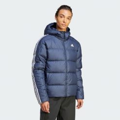 Kurtka puchowa Essentials Midweight Hooded. Niebieskie kurtki męskie Adidas, xs, bez wzorów, z poliesteru, sportowe, bez kaptura. W wyprzedaży za 523.40 zł.