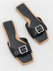 Klapki z ozdobną klamrą - czarny. Czarne klapki damskie Reserved, bez wzorów, klasyczne, bez obcasa, bez zapięcia. W wyprzedaży za 65.99 zł.