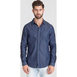 GRANATOWA KOSZULA JEANSOWA ARMANI EXCHANGE. Niebieskie koszule męskie Armani Exchange, l, bez wzorów, z jeansu, bez kołnierzyka, bez ramiączek. Za 235.00 zł.