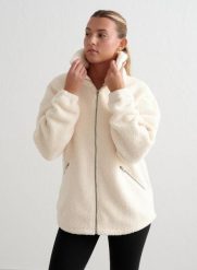 Damska kurtka ocieplana polarem, oversize'owa, rozpinana Pile Jacket migdałowa. Białe kurtki sportowe damskie Aim'n, s, bez wzorów, z materiału, bez ramiączek, bez kaptura, na fitness i siłownię. Za 613.00 zł.