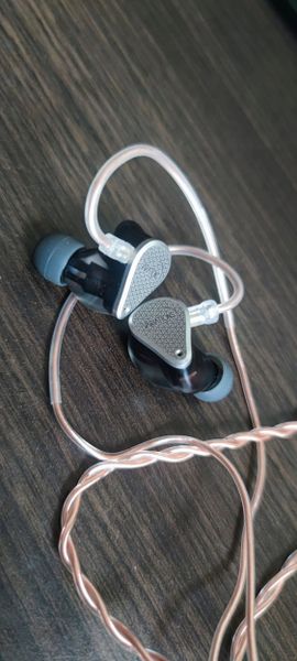 Słuchawki Moondrop MOONDROP Variations Słuchawki IEM 1DD+2BA+2EST. Słuchawki dokanałowe Moondrop. Za 2,699.00 zł.