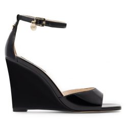 Sandały Nine West. Czarne sandały damskie Nine West, bez wzorów, bez obcasa, na koturnie, bez zapięcia. Za 99.99 zł.