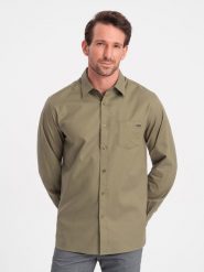 Bawełniana męska koszula z kieszenią REGULAR FIT - oliwkowa V2 OM-SHCS-0147 - XXL. Zielone koszule męskie Ombre Clothing, l, bez wzorów, z bawełny, klasyczne, bez kołnierzyka, bez ramiączek. W wyprzedaży za 79.99 zł.