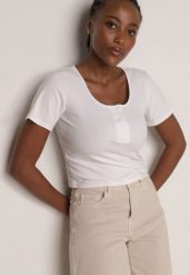 Biały Prążkowany Top Bawełniany z Guzikami przy Dekolcie Nedera. Białe topy damskie Born2be, m, bez wzorów, z bawełny, klasyczne, bez kołnierzyka, bez ramiączek. Za 39.99 zł.