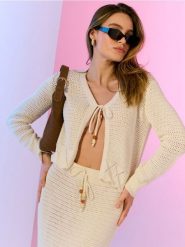 Ażurowy kardigan z wiązaniem - kremowy. Białe kardigany damskie Sinsay, l, w ażurowe wzory, bez kołnierzyka. Za 49.99 zł.