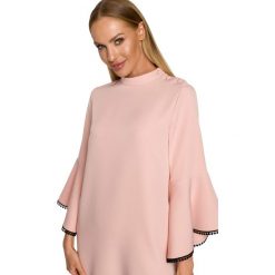 Elegancka sukienka trapezowa z bufiastymi rękawami z falbanami pudrowa. Sukienki damskie MOE, s, bez wzorów, eleganckie, bez kołnierzyka, bez ramiączek, trapezowe. Za 259.00 zł.