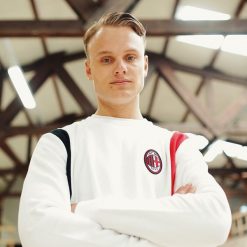 Sweter AC Milan męski. Białe swetry męskie AC MILAN, m, bez wzorów, eleganckie, bez kołnierzyka, bez ramiączek. Za 199.99 zł.
