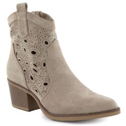 Botki damskie kowbojki ażurowe beżowe eVento 9452. Brązowe botki damskie eVento, w ażurowe wzory, z nubiku, bez obcasa, bez zapięcia. Za 169.99 zł.
