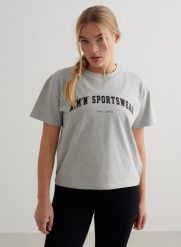 Damski T-shirt, krótki rękaw, pudełkowy, bawełniany Varsity szary melanż. Szare t-shirty damskie Aim'n, l, bez wzorów, z bawełny, klasyczne, bez kołnierzyka, bez ramiączek. Za 175.00 zł.