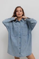 Koszula MIDI o kroju oversize w kolorze CLASSIC BLUE JEANS - MINDY-M/L. Niebieskie koszule damskie Marsala, l, bez wzorów, z denimu, biznesowe, bez kołnierzyka, bez ramiączek. Za 499.90 zł.