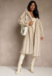 Jasnobeżowy Futrzany Płaszcz z Kapturem Zdobiony Pionowym Wzorem Elrinrahne. Brązowe płaszcze damskie Renee, l, z aplikacjami, z futra, klasyczne, bez kołnierzyka, z kapturem. Za 339.99 zł.