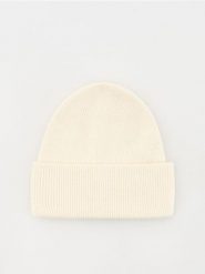 Czapka beanie z wiskozą - złamana biel. Czapki damskie Reserved, bez wzorów, z wiskozy. W wyprzedaży za 19.99 zł.