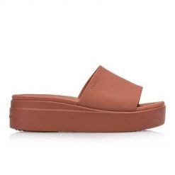 Klapki Dla Dorosłych Crocs Brooklyn Slide. Brązowe klapki damskie Crocs, bez wzorów, z materiału, bez obcasa, bez zapięcia. Za 181.99 zł.